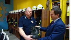 Strażacy z Młynar otrzymali doposażenie uzbrojenia osobistego