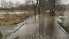 Intensywne deszcze nie oszczędzają dróg gruntowych.