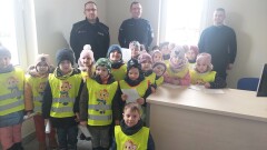 "PAN POLICJANT PORZĄDKU PILNUJE, NA PASACH PRZECHODNIÓW KONTROLUJE"