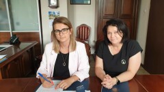 Podpisanie umowy na wykonanie nawierzchni drogi z płyt betonowych na ul. Ogrodowej i Kwiatowej