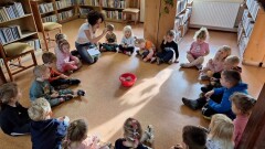 Z WIZYTĄ W BIBLIOTECE