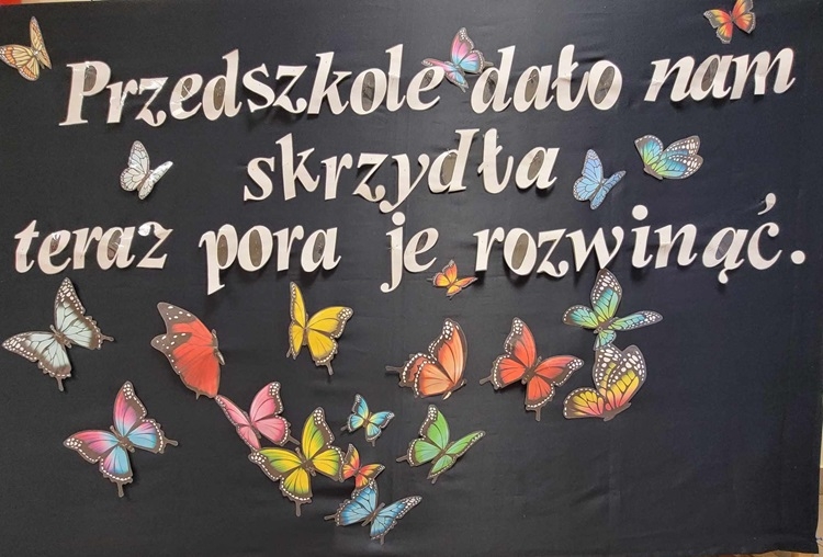 'DZIŚ ŻEGNAMY SWE PRZEDSZKOLE, BO CZAS MYŚLEĆ JUŻ O SZKOLE..."